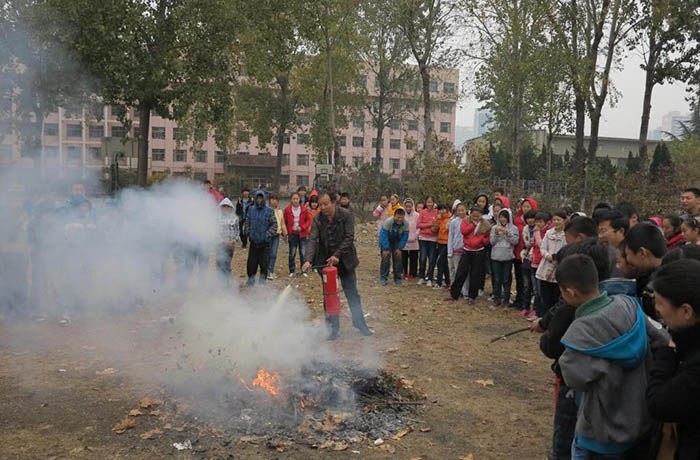临沂大学附中举办消防演练.jpg