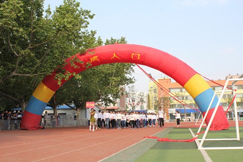 学校隆重举行十八岁成人宣誓仪式2.jpg