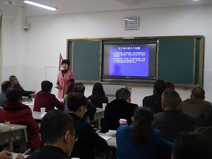我校高中部召开家长会1.jpg