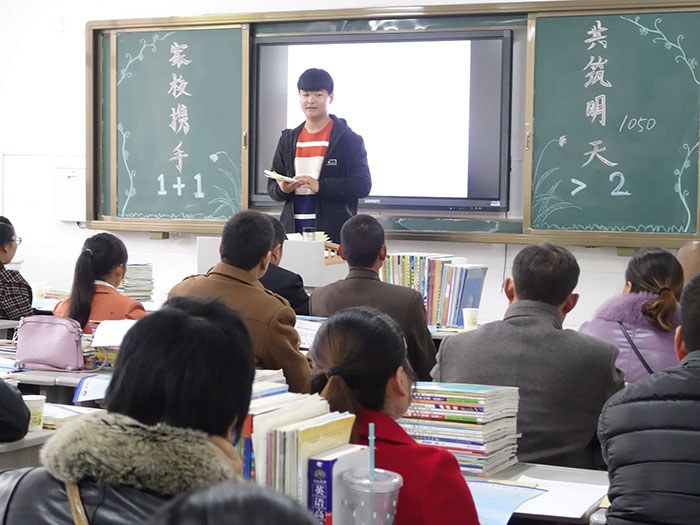 我校高中部召开家长会2.jpg
