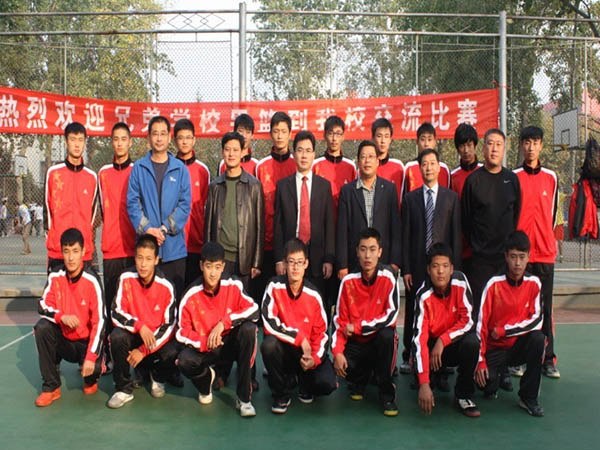 学校领导给篮球队发放队服并邀请兄弟学校来我校进行交流比赛.jpg 学校领导给篮球队发放队服并邀请兄弟学校来我校进行交流比赛.jpg