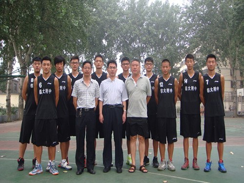 2013.7奔赴长春比赛前和学校领导合影留念.jpg 2013.7奔赴长春比赛前和学校领导合影留念.jpg