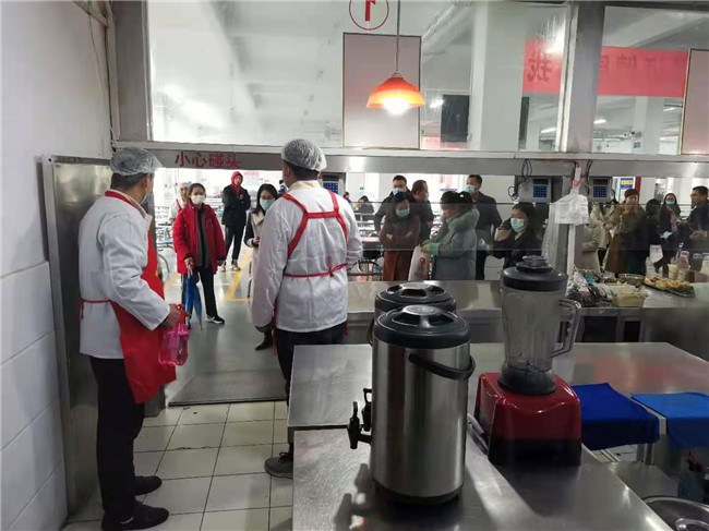 5、家长代表参观餐厅_副本.jpg 5、家长代表参观餐厅_副本.jpg