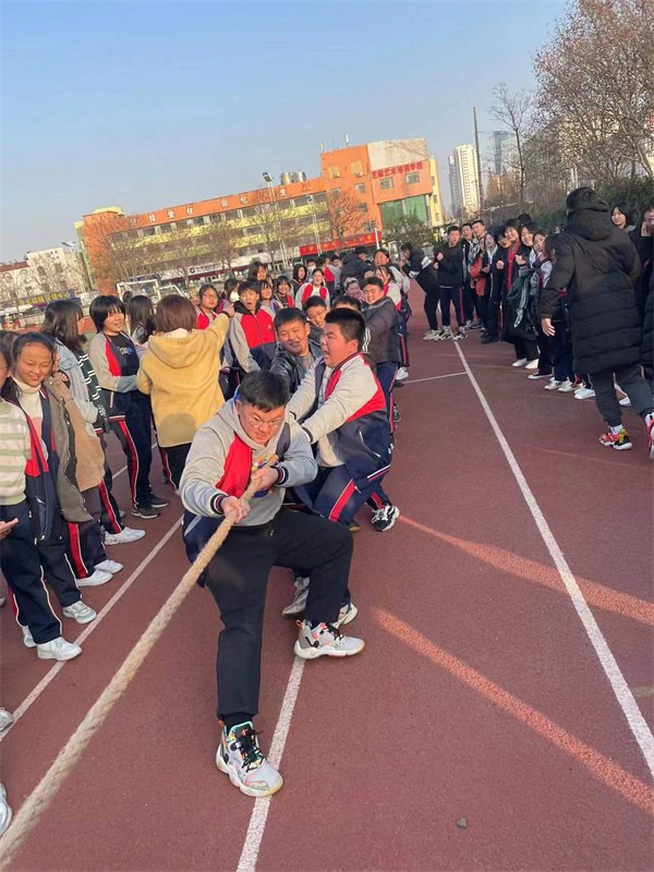 初中部拔河比赛1.jpg